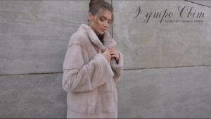 Відео - шуба із норки пудра, комір стійка, поперечка | Видео норковая шуба цвета пудра с воротником стойка