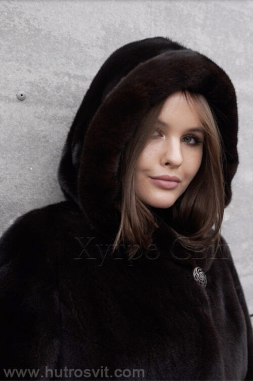 продукція виробника ХутроСвіт Тисмениця 2023 Норкова шуба з капюшоном коричневого кольору фасон пальто, фото 2