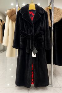 Норкова шуба чорного кольору, з англійським коміром та накладними кишенямиіз хутра Блекглама