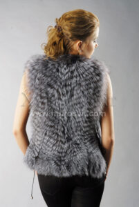 Жилет з хутра чорнобурки, відтінки від сірого до чорного кольорів. В довжину 65 см, размеры регулируются боковыми вставками|Меховые жилеты из меха чернобурки - потрясающий вариант для выбора межсезонного жилета. Безрукавки очень актуальны для автоледи и людей, ведущих активный образ жизни.