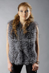 Хутряна жилетка з чорнобурки, пишний хутро сірого кольору ніколи не вийде з моди.|Меховая жилетка, женская. Безрукавка выполнена из меха чернобурки в расшивку, длина изделия 65 см. Жилетка серого цвета, очень красивый и мягкий мех.