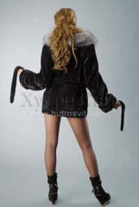 Шуби мутонові. Курточка-півшубок із мутону приталена, пояс, комір - чорнобурка. |Шубы мутон. Курточка-полушубок, воротник из чернобурки, приталенность, пояс.