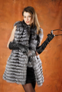 Тепла безрукавка - хутро чорнобурка, довжина виробу 85 см |Длинный жилет (безрукавка) из меха чернобурки с подчеркнутой талией, данная модель из каталога по цене 7500грн