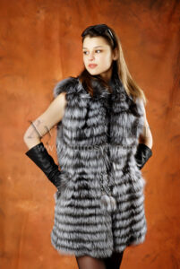 Жилет (безрукавка) - хутро чорнобурка, довжина 85 см, стоимость 7500 грн. Украина|Безрукавка. Удлиненный жилет из чернобурки, в расшивку с натуральной кожей - длина 85 см.