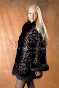 Півшубки із каракуля від ХутроСвіт Тисмениця.Модель коротке манто із каракулю з песцевим оздобленням|Полушубки из каракуля с опушкой из песца, модель манто