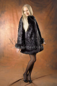 Півшубки із каракуля від ХутроСвіт Тисмениця.Модель коротке манто із каракулю з песцевим оздобленням|Полушубки из каракуля с опушкой из песца, модель манто