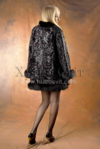 Півшубки із каракуля від ХутроСвіт Тисмениця.Модель коротке манто із каракулю з песцевим оздобленням|Полушубки из каракуля с опушкой из песца, модель манто