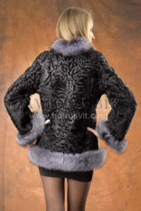 Шуби із каракулю ХутроСвіт Тисмениця.Модель півшубок, опушка хутро блюфрост|Шубы из каракуляот ХутроСвит Тысменица.Модель полушубок с опушкой блюфрост