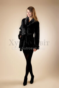 Мутонові півшубки, шалевий комір із норки. |Шубы мутон. Мутоновая курточка-полушубок, шалевый норковый воротник и пояс.