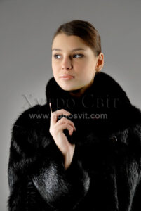 Шуби з нутріі, хутряне манто - норковий комір|ХутроСвит Тисменица, шуба из нутрии, черного цвета, на воротнике мех норки