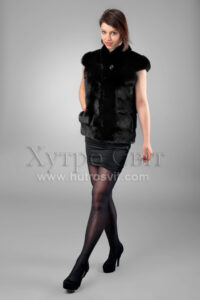 Купити жилетки (безрукавки) в Києві. У даному каталозі є жилет з скандинавської норки, чорний, довжина хутряного виробу 60 см.|Женская жилетка-безрукавка натуральный мех из скандинавской норки черного цвета, воротник стойка