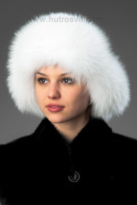 Жіночі хутряні шапки: на фото шапка-вушанка, білий хутро із песця + шкіра|Белая меховая шапка-ушанка, мех - песец + кожа