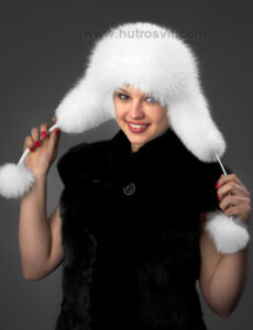 Оригінальна жіноча хутряна шапка з песця з натуральною шкірою, дуже модна за гідною ціною, купити можна за 1300грн. Хутровіт - Тисмениця|Белая шапка из песца - мех белый, сверху натуральная кожа, очень теплая женская шапка ушанка, молодежный и студенческий стиль. Песец белый, некрашеный. Акрктический цвет