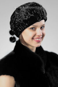 Берет із натурального хутра каракуль, чорного кольору.