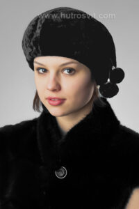 Шапки жіночі з мутона:/ Чорний колір/ Тип - берет|Мутоновый берет из натурального меха бархатного черного цвета. Зимние женские шапки из мутона очень красивы и достойны внимания - цена 600 грн.