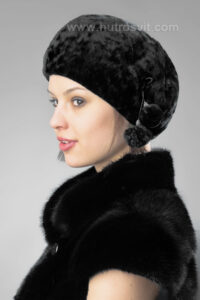 Шапки з хутра - мутоновий берет. Колір чорний, помпони з хутра - 2шт. Розмір шапки регулюється вшитою резинкою по обідку|Головные уборы из меха - зимние женские шапки от производителя - модель: берт - мех мутон, черного цвета, арт: 18 41 - цена 600грн.