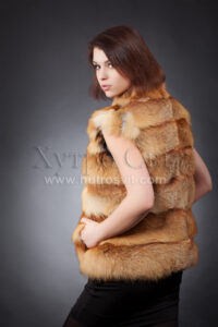 Жилет-безрукавка з натурального хутра лисиці, дуже практична і тепла. Колір рудий (лисиця звичайна), довжина виробу 60-65 см. Модель з каталогу шуб Хутросвіт, Тисмениця|Теплая безрукавка лиса. Меховые жилеты из лисы очень комфортны, данная модель выполненна в поперечный пошив. Жилетка очень красива и удобна.