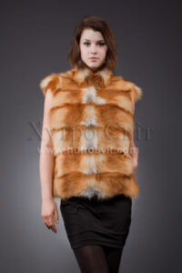 На фото жилетка с лисы, которая достойно пополняет модельный ряд меховых жилетов от хутросвіт - тисмениця. Данная модель предоставлена в каталоге шуб - цена 3850 грн.|Меховая жилетка в Киеве по ценам каталога - безрукавка: мех лисицы обычной, пошив поперечный из цельного меха, весенне-осенняя модель.