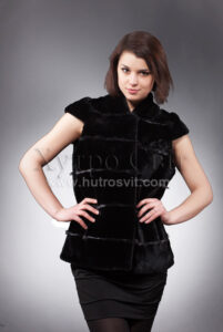 Хутряні жилети від ХутроСвіт Тисмениця,безрукавки.Дана модель - чорний колір, тип - безрукавка, хутро - мутон.|Цены на меховые жилетки из мутона, каталог меховых жилетов из натурального меха от ХутроСвит Тисменица.