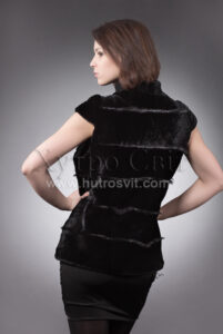Хутряні жилети від ХутроСвіт Тисмениця,безрукавки.Дана модель - чорний колір, тип - безрукавка, хутро - мутон.|Цены на меховые жилетки из мутона, каталог меховых жилетов из натурального меха от ХутроСвит Тисменица.