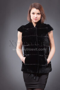Хутряні жилети від ХутроСвіт Тисмениця,безрукавки.Дана модель - чорний колір, тип - безрукавка, хутро - мутон.|Цены на меховые жилетки из мутона, каталог меховых жилетов из натурального меха от ХутроСвит Тисменица.