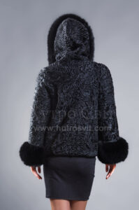 Стильний каракулевий півшубок з капюшоном та песцевою опушкою|Полушубок из каракуля спортивного кроя, на капюшоне опушка из песца