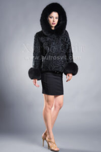 Стильний каракулевий півшубок з капюшоном та песцевою опушкою|Полушубок из каракуля спортивного кроя, на капюшоне опушка из песца