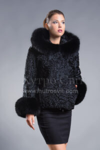 Стильний каракулевий півшубок з капюшоном та песцевою опушкою|Полушубок из каракуля спортивного кроя, на капюшоне опушка из песца