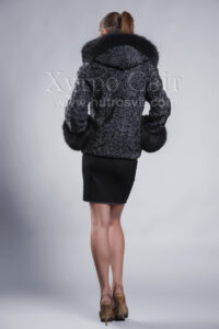 Стильний каракулевий півшубок з капюшоном та песцевою опушкою|Полушубок из каракуля спортивного кроя, на капюшоне опушка из песца