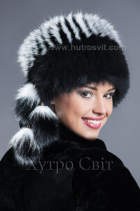 Модна в цьому сезоні жіноча шапка чорний песець із білими вставками на трикотажі|Женская шапка из меха черного песца с белыми полосками