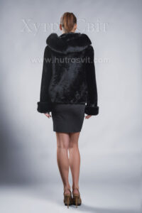 Молодіжна курточка мутон з капюшоном та песцем. |Молодежная курточка кулиска с капюшоном и песцовой опушкой.