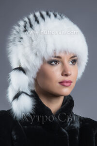 Яскрава та стильна жіноча шапка - білий песець на трикотажній основі|Женская меховая шапочка белый песец с черными вставками