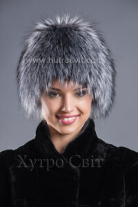 Зимова жіноча шапочка із натурального хутра чорнобурки нашитої на трикотажну основу|Женская зимняя шапочка из чернобурки нашитой на полушерстяную трикотажную основу