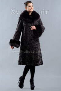 Шуба із каракулю, фасон трапеція, комір шаль із песця. |Шубы из каракуля.Модель трапеция с большим шалевым песцовым воротником.