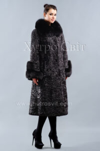 Шуба каракуль фасон трапеція з песцевим коміром та оздобленням на рукаві. |Шубы каракуль с песцовым вортником и обшивкой рукава.