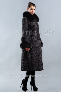 Шуба каракуль фасон трапеція з песцевим коміром та оздобленням на рукаві. |Шубы каракуль с песцовым вортником и обшивкой рукава.