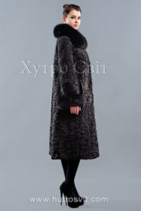 Шуба каракуль фасон трапеція з песцевим коміром та оздобленням на рукаві. |Шубы каракуль с песцовым вортником и обшивкой рукава.