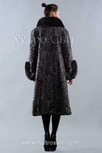 Шуба каракуль фасон трапеція з песцевим коміром та оздобленням на рукаві. |Шубы каракуль с песцовым вортником и обшивкой рукава.