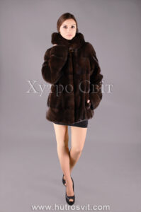 Півшубка із скандинавської норки горіх, поперечка з капюшоном|Полушубок с капюшоном из норки орех, поперечного пошива