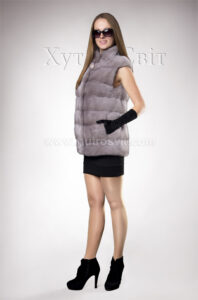 Жилеткак (безрукавка) поперечного крою із хутра норки бежевого кольору|Жилетка из меха бежевой норки, поперечка, воротник стойка