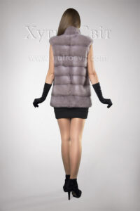 Жилеткак (безрукавка) поперечного крою із хутра норки бежевого кольору|Жилетка из меха бежевой норки, поперечка, воротник стойка