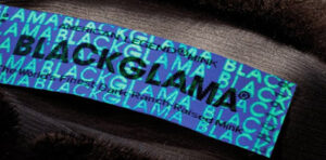 Етикетка Блекглама під ультрафіолетовим світлом