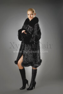 Шуба-манто із каракуля, комі та опушка із песця|Каракулевая шуба-манто с отделкой из меха песца