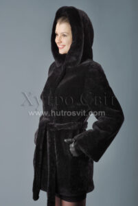 Півшубок із мутону, модель з капюшоном і поясом, |Мутоновый полушубок, прямая модель с поясом и капюшоном,