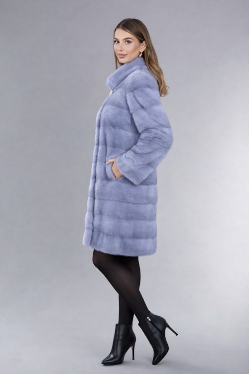 продукція виробника ХутроСвіт Тисмениця 2026 Шуба із голубої норки, комір стійка, поперечне пошиття, фото 3