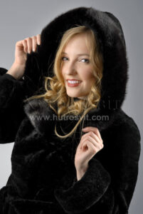 Курточка (півшубок) із мутону, з капюшоном оздобленим норкою, |Курточка из мутона, модель полушубок с капюшоном и норкой,