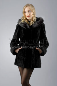 Курточка (півшубок) із мутону, з капюшоном оздобленим норкою, |Курточка из мутона, модель полушубок с капюшоном и норкой,