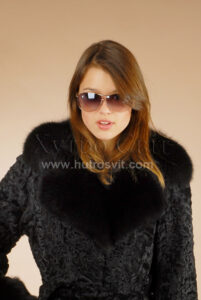 Шуба-пальто: хутро-каракуль + англійський комір песець, фото та ціни на каракулеві шуби київ|Шуба каракуль, фасон пальто, воротник и манжеты - мех песец, фото и цены на каракулевые шубы,