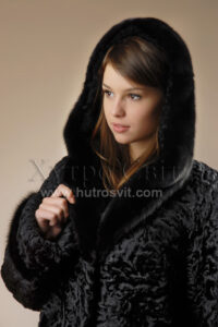 Шуба із каракулю з капюшоном обшитим норкою, |Шубы каракуль от ХутроСвит Тисменица, модель трапеция, капюшон, отделка - норка,