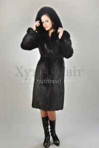 Зимове жіноче пальто: хутро нутрія чорна|Фотографии женские меховые пальто: мех нутрия черная - капюшон, пояс на талии, боковые карманы. Натуральный мех черной нутрии